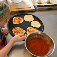 Wir backen vegetarische Pizzen.