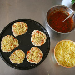 Wir backen vegetarische Pizzen.