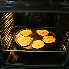 Wir backen vegetarische Pizzen.