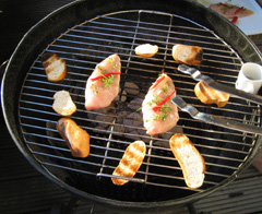 Wir grillen Hähnchenbrüste.