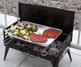 Grill mit Hamburgerfleisch und Gemüsespieße