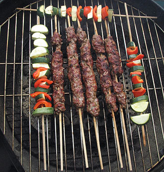 gegrillte Hackfleischspieße