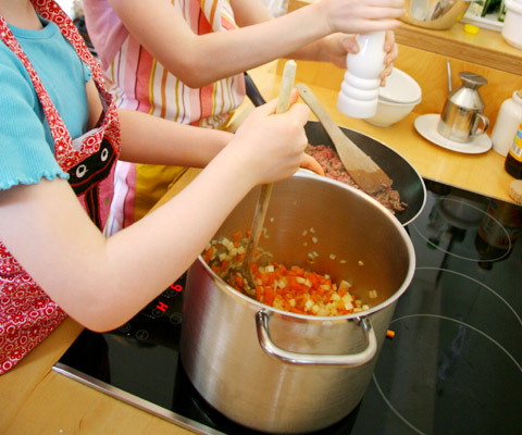 Wir kochen eine Bolognese.