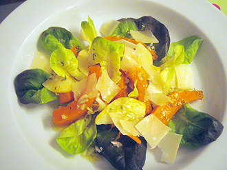 Salat mit gebackenen Kürbis, Äpfeln und Parmesan