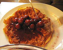 Waffeln mit Kirschen